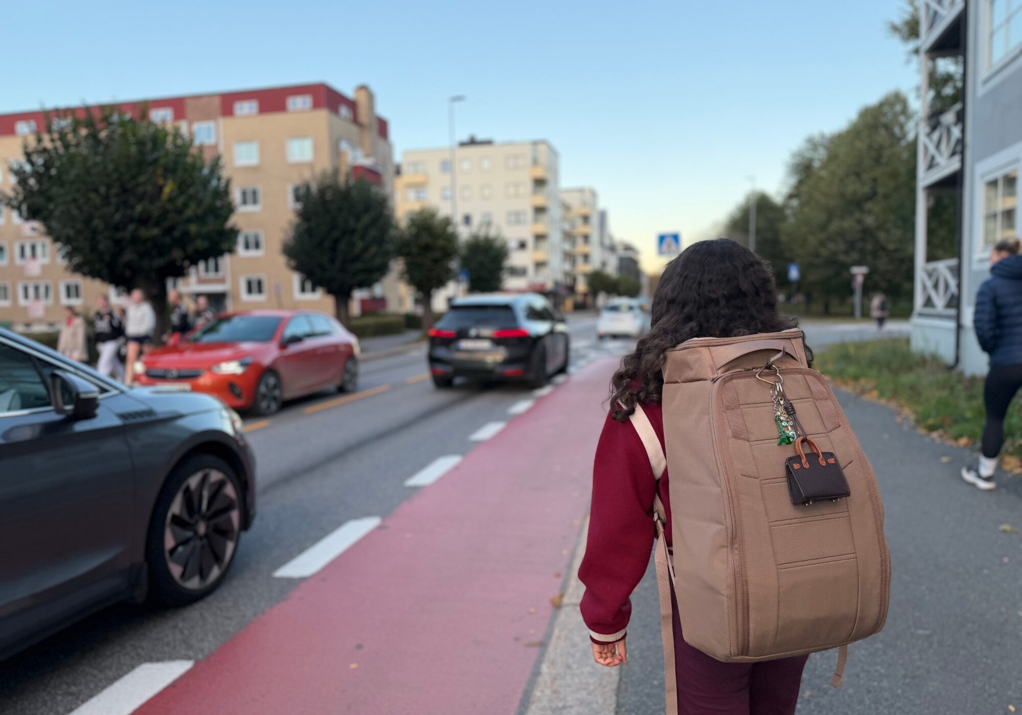 Barn med ryggsekk går langs et sykkelfelt i Konnerudgata